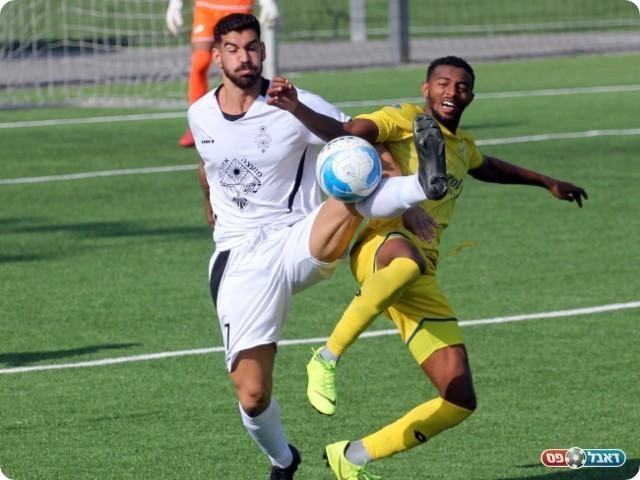 אלברמן (משמאל) עוצר את אמבאו (לירן דורף) 